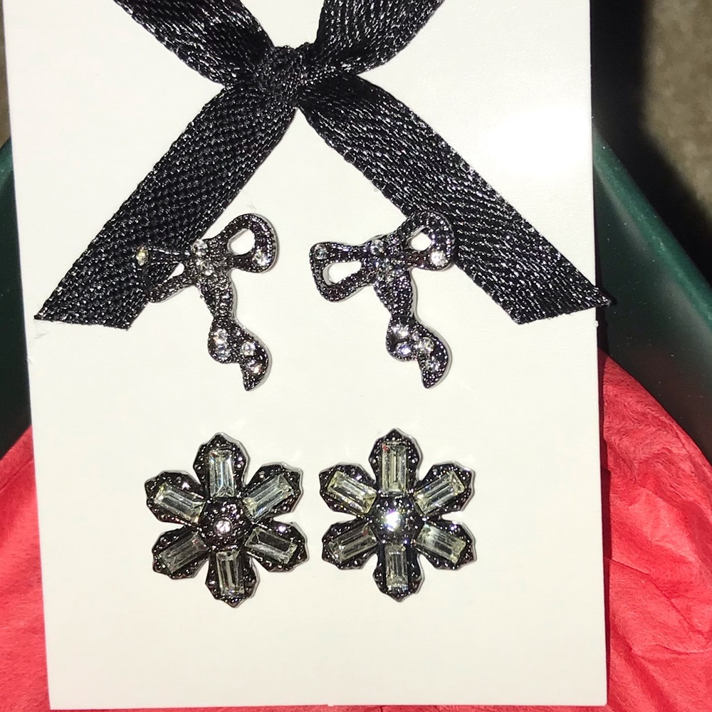 Stud earrings/ set of 2